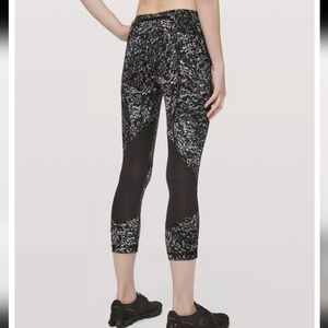 NWOT Lululemon Pace Rival Crop leggings. Capri. grey black print. 6. Floral.